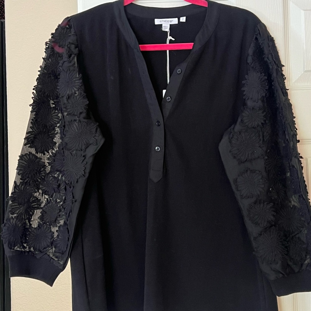 New with tags Chico’s elegant top
A 2 in Chico’s brand new